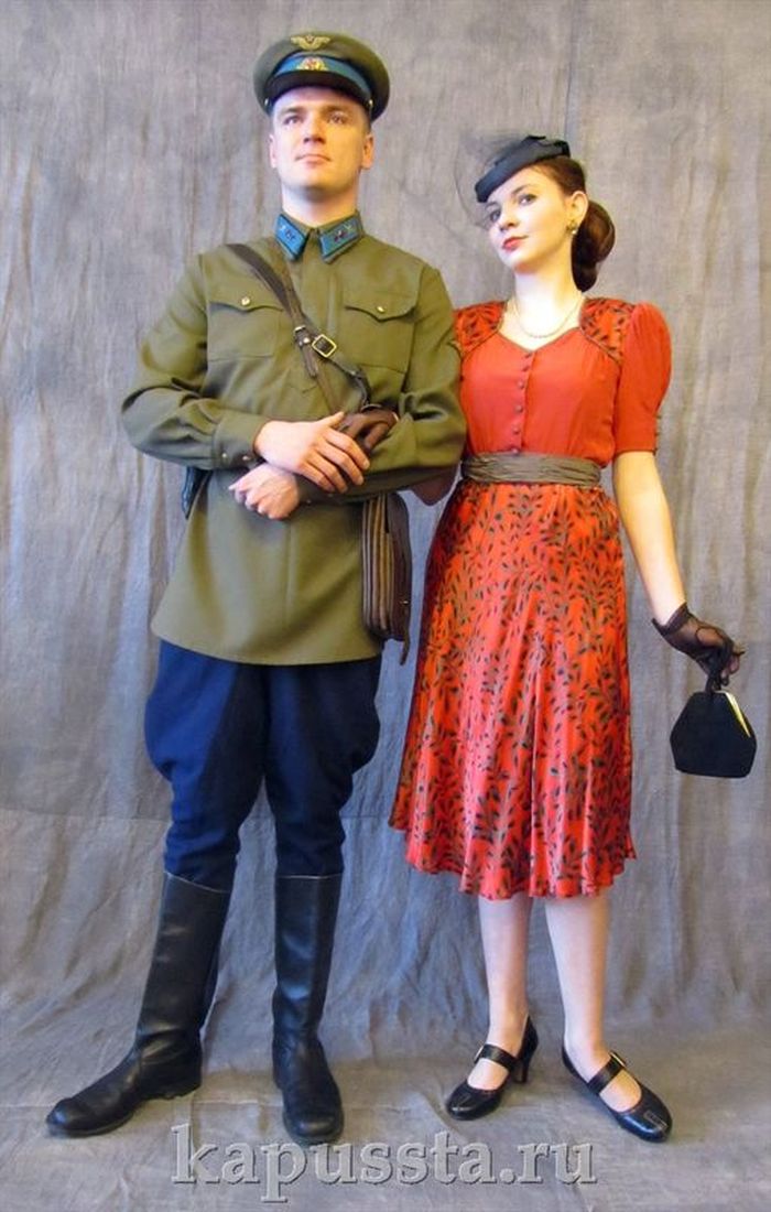 Красное крепдешиновое платье сороковых годов